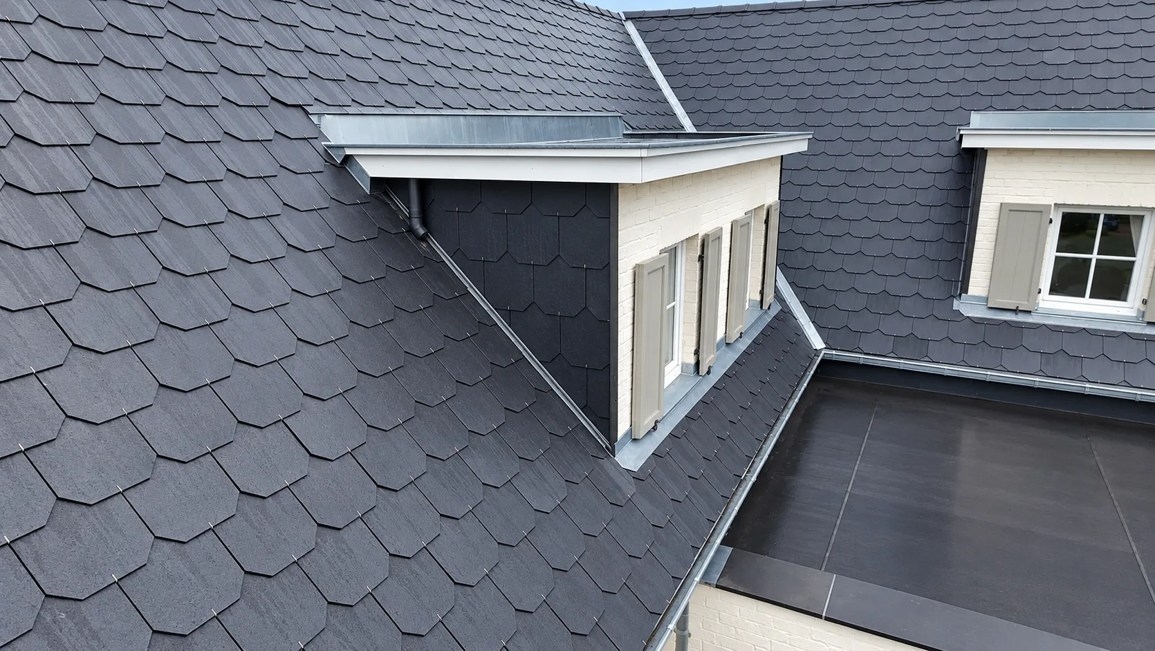 Toiture en ardoise avec lucarne, vue en perspective