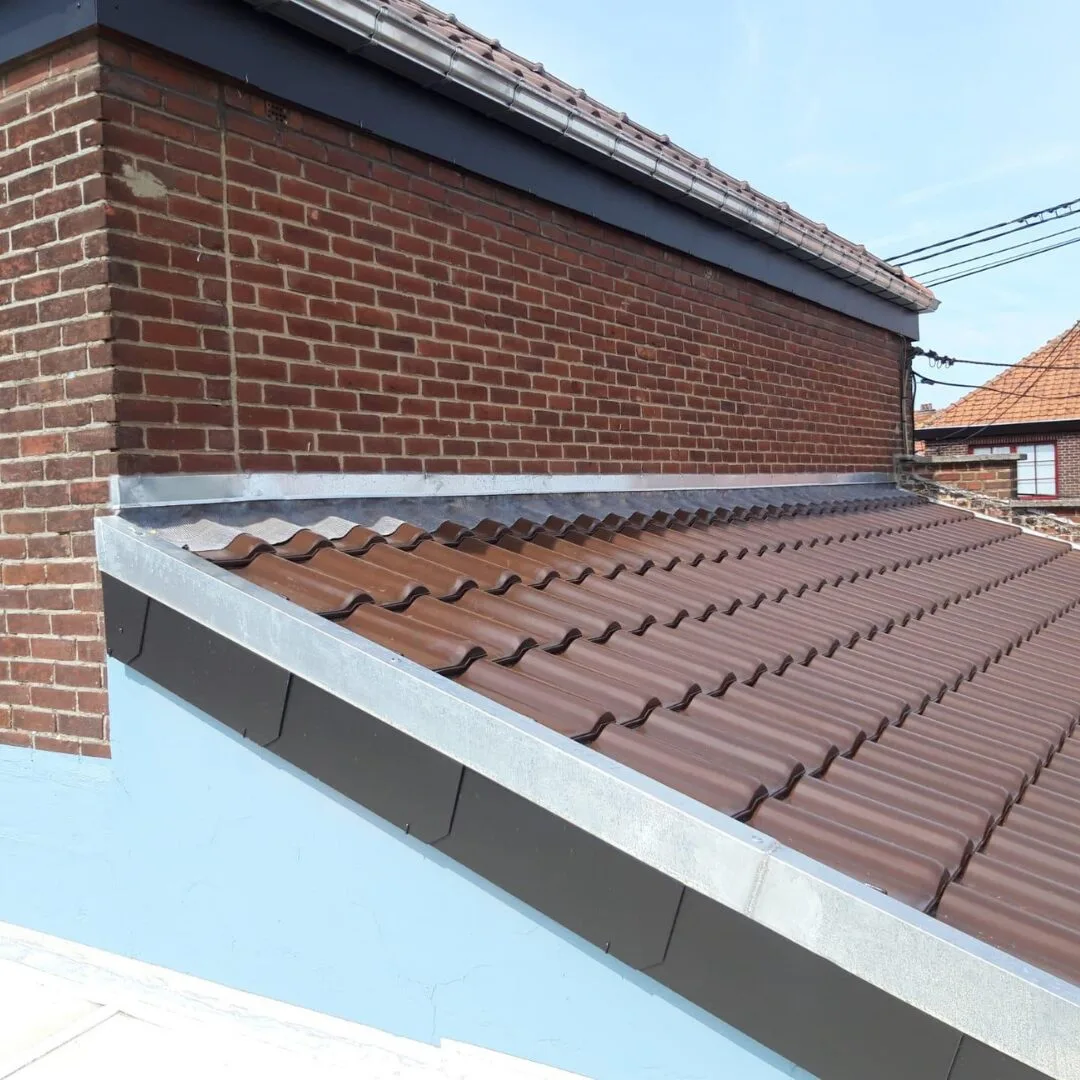 Détail de toiture en tuiles et raccord en zinc